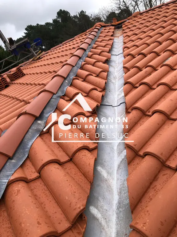 Rénovation complète d’une toiture en tuiles avec noue en zinc