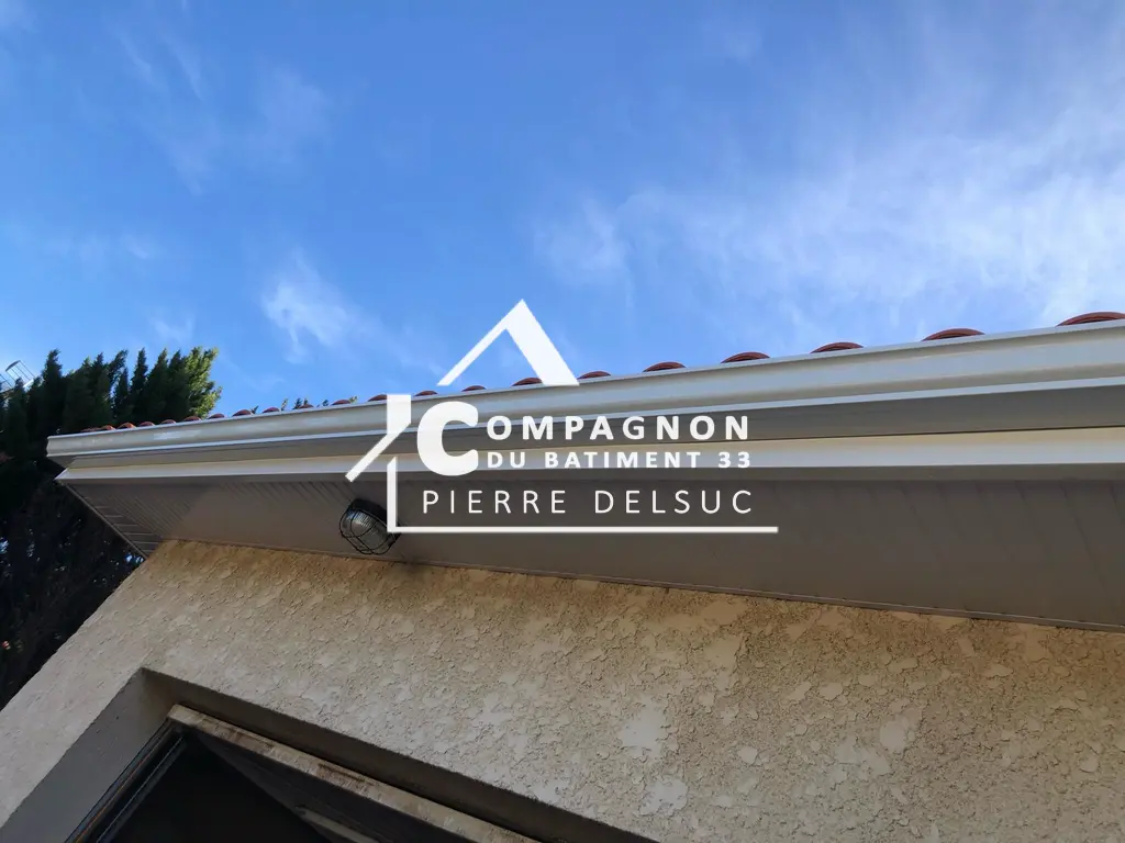Installation d’un lambris de sous-toiture et gouttière aluminium