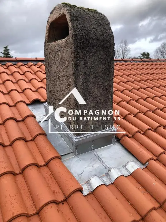 Réalisation d’un abergement de cheminée en zinc