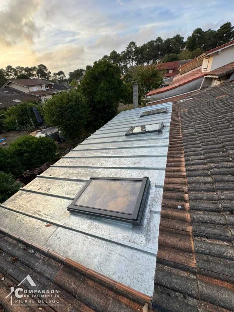 Remplacement d’une couverture en tuiles par une couverture en zinc et pose de trois Velux