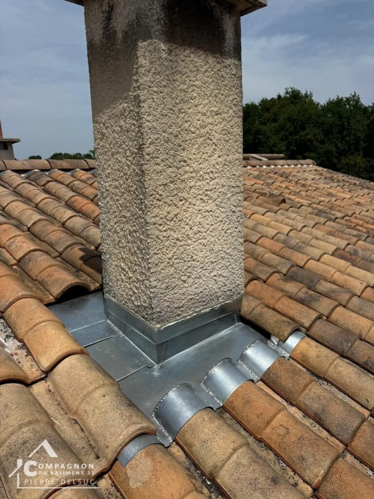 Travaux de zinguerie sur abergement de cheminée
